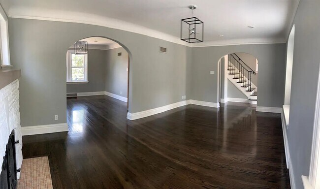Building Photo - Gorgeous Curb Appeal! 3 Bed 2.5 Bath House in a walkable neighborhood!
