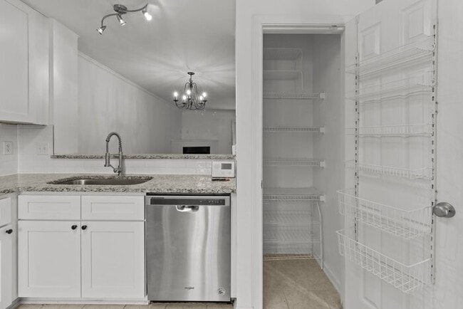 Building Photo - Your Perfect Townhome Is Here!