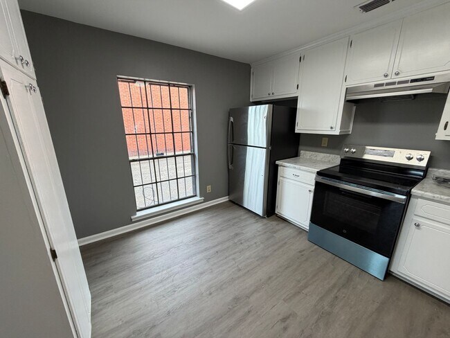 Building Photo - Newly Renovated Home!