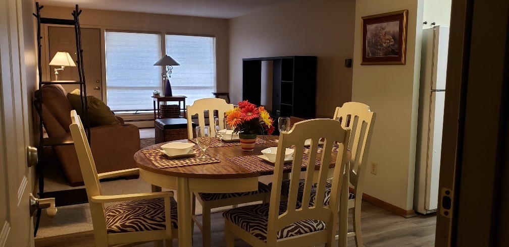 Dining / Living Room - 410 6th Ave SW