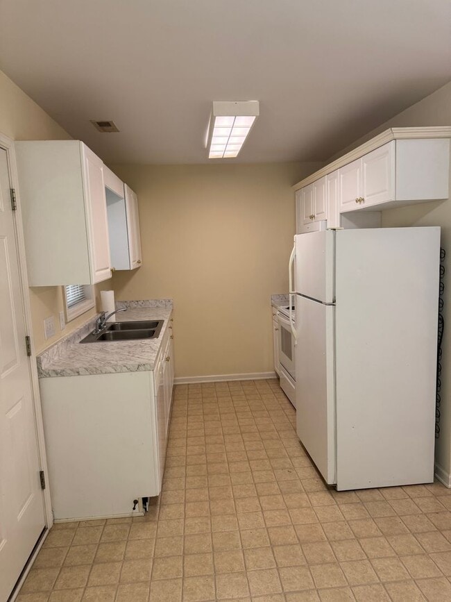 Building Photo - $1,150 | 2BR/1.5BA End Unit Townhouse – Sp...