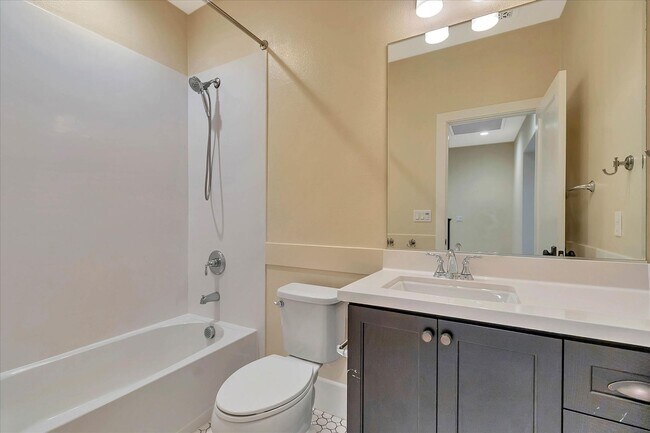 Building Photo - Beautiful Tri-Level 4 bedroom, 3.5 Bathroom, 2,150 SqFt Home in Downtown Campbell!