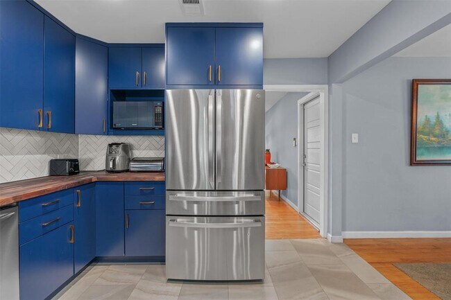 Building Photo - 8303 Lazy Ln