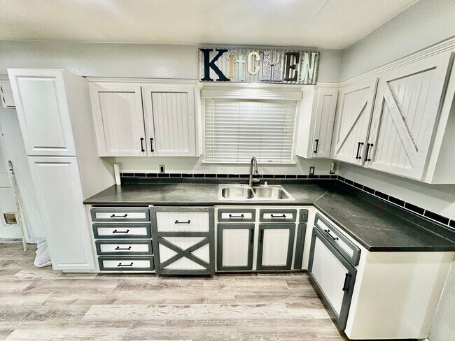 Building Photo - Charming Northwest Fresno 3/2