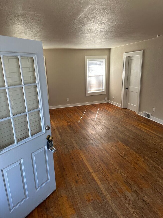 Building Photo - 3 Bedroom, 2 Bathroom Fayetteville Home, Available March 1st!