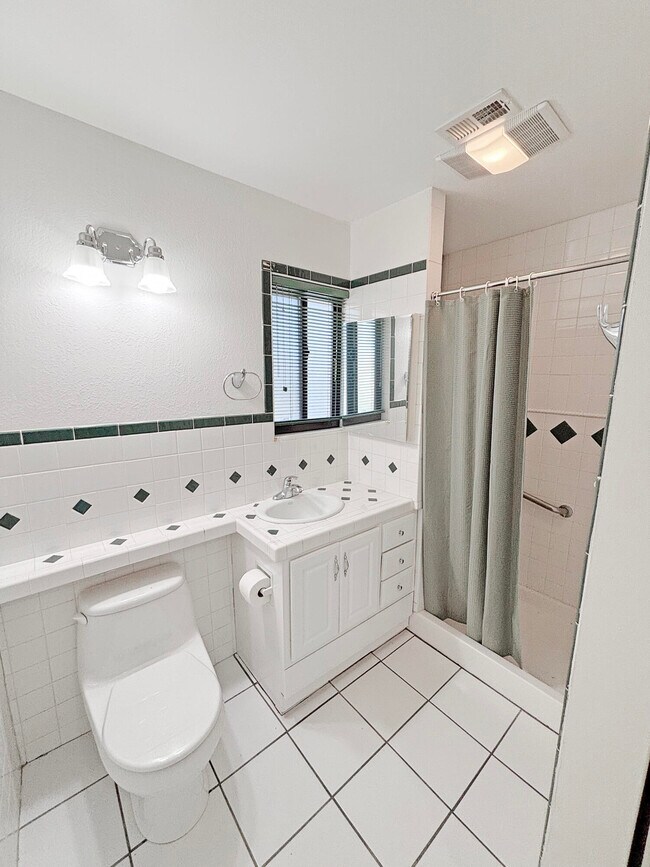 Building Photo - 63 Lakeview Cir