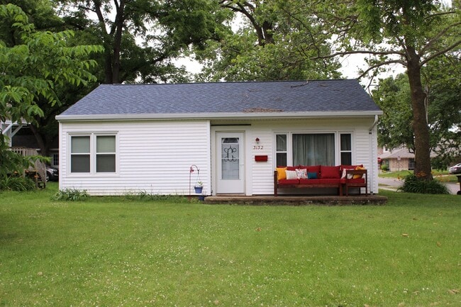 Building Photo - Home w/Yard & Garage