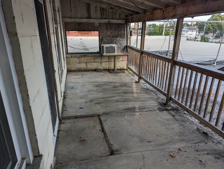 Building Photo - 807 W College Ave