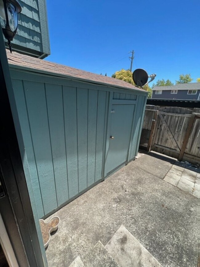 Building Photo - Spacious Condo with Private Patio
