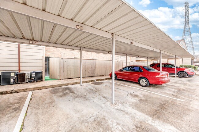 Building Photo - 2120 Wilcrest Dr