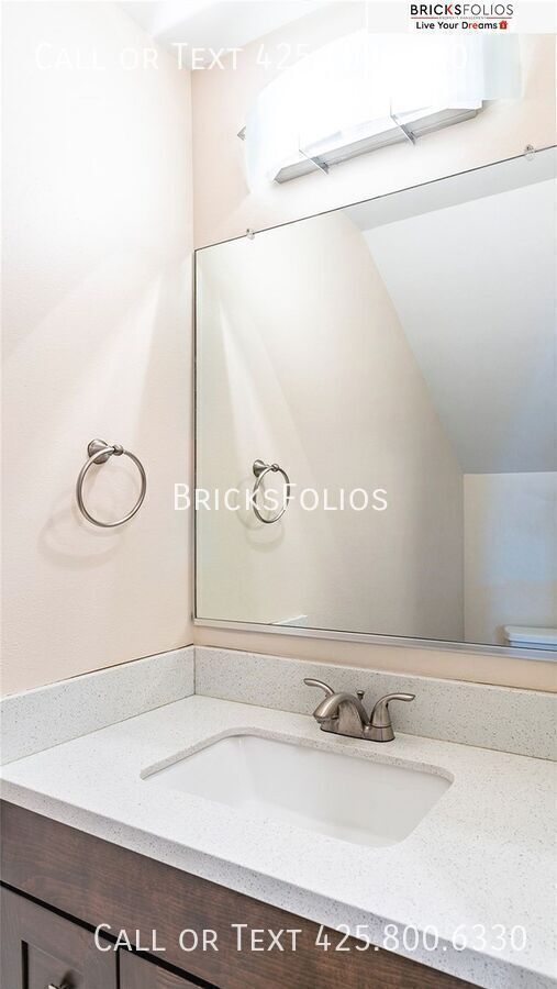 Building Photo - Bright & Modern End-Unit Townhome with Pool and Fitness Center