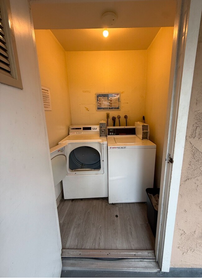 Building Photo - BEAUTIFUL REMODELED 1 AND 2 BEDROOM UNITS IN PRIME LOCATION