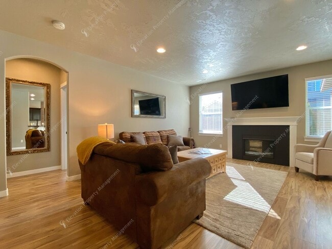 Building Photo - **UNFURNISHED**Beautiful Single-Level 3BR ...