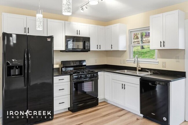 Building Photo - 25 Hazzard St