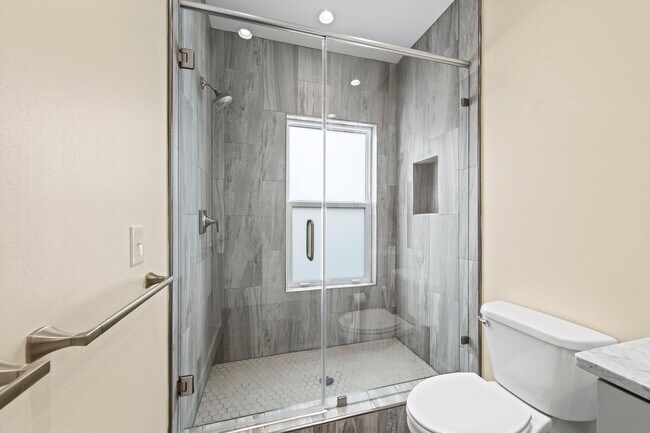 Building Photo - Luxury 3 Bedroom Townhouse on Okaloosa Island!