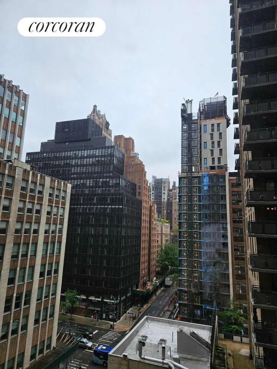 Building Photo - 235 E 40th St