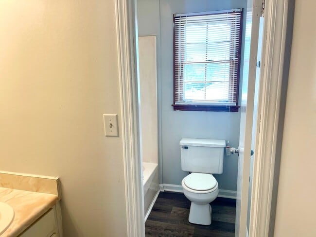 Building Photo - Welcome to this charming 1-bedroom, 1-bath...