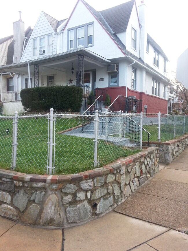 Primary Photo - 162 E Essex Ave