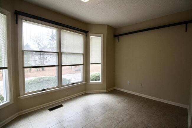 Building Photo - 32 Westlake Pointe Dr