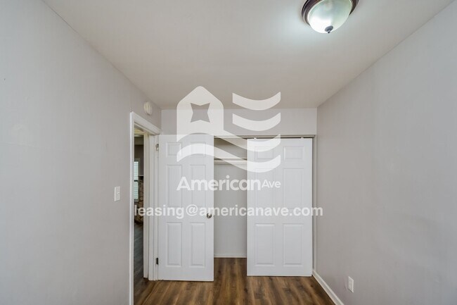 Building Photo - 3620 N Gladstone Ave