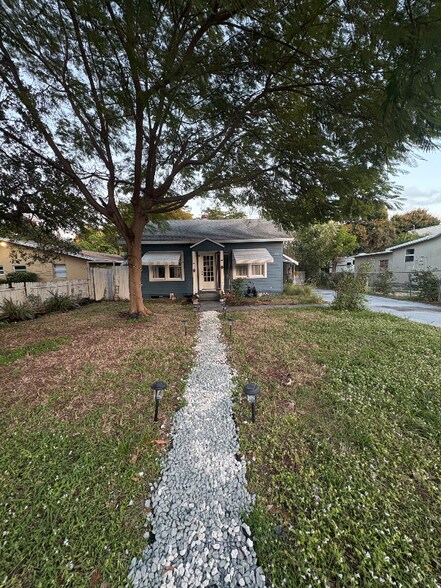 Building Photo - 624 S Pine St