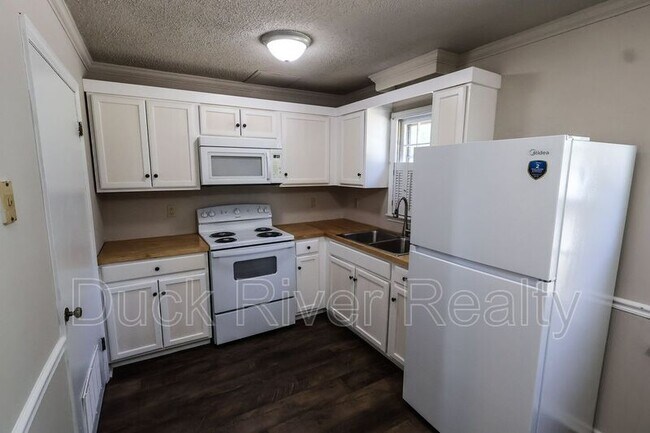 Building Photo - 2213 Country Club Ln
