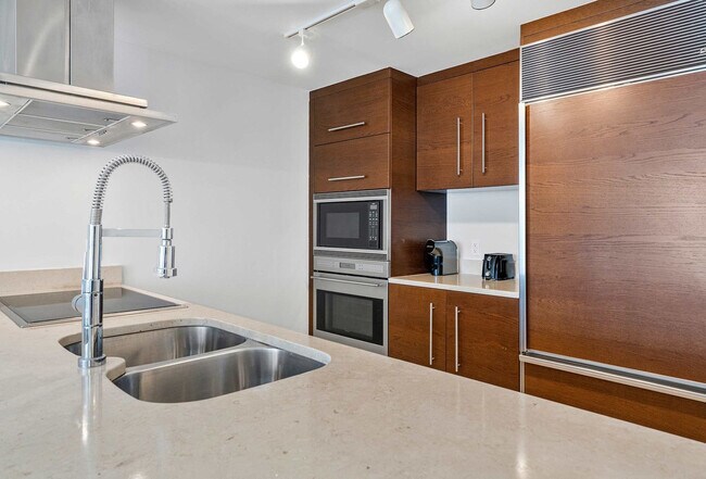 Building Photo - 485 Brickell Ave