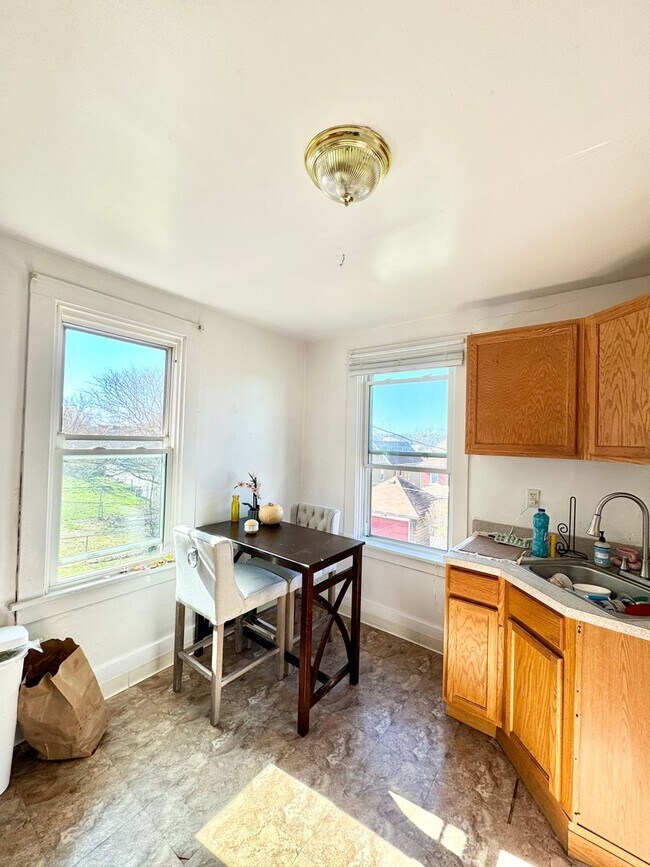 Building Photo - 141 E 20th Ave