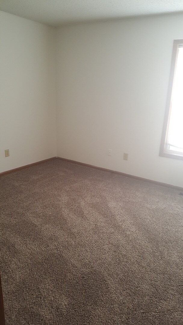 Building Photo - Great 3 Bed 2 Bath 2 Car Garage Flat Duplex- Pets ok!