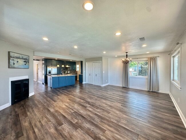 Building Photo - Beautifully Renovated Stand Alone Home Fea...