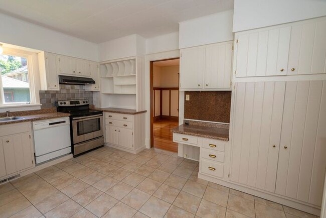 Building Photo - Near Northwest Neighborhood in South Bend 4 bedroom Craftsman style 2-story