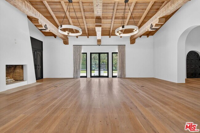 Building Photo - 729 N Bedford Dr