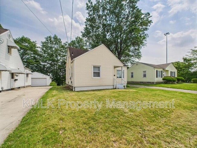 Building Photo - 636 Lurie Ave