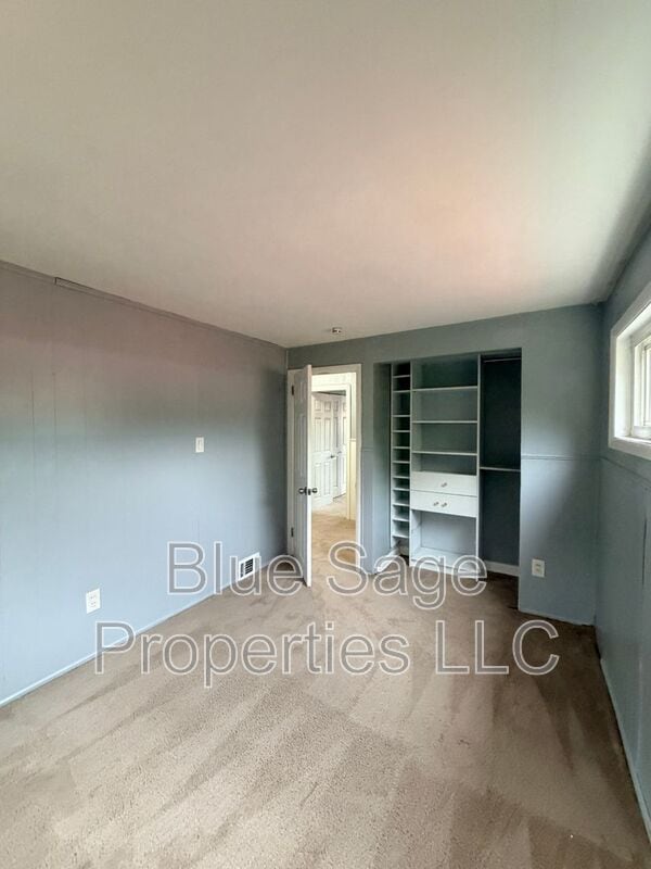 Building Photo - 2118 Valleyview Dr