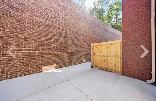 Building Photo - 453 Oak St