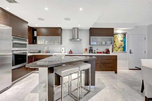 Building Photo - 2301 Collins Ave