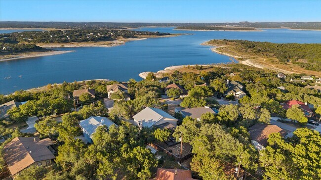 Building Photo - 785 Lake Forest