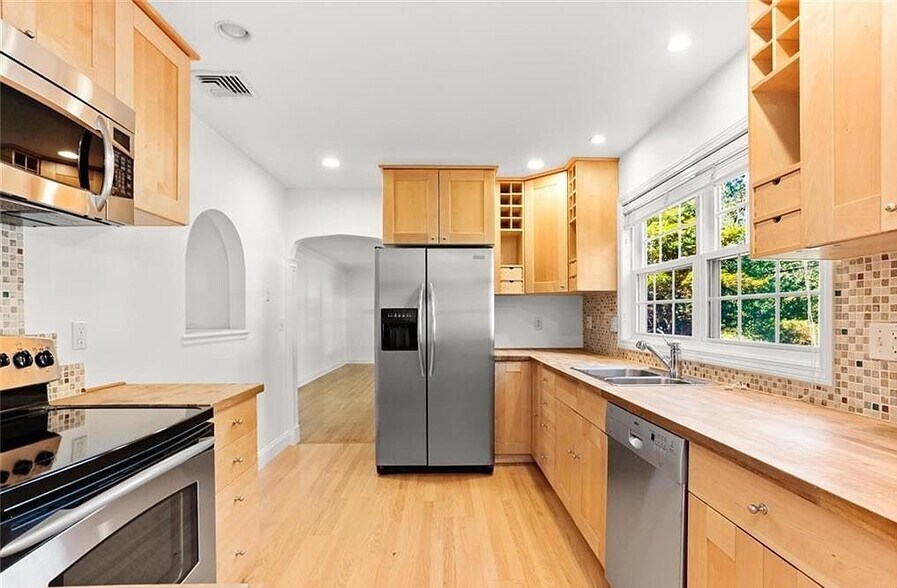 Building Photo - 8 Deerwood Ct