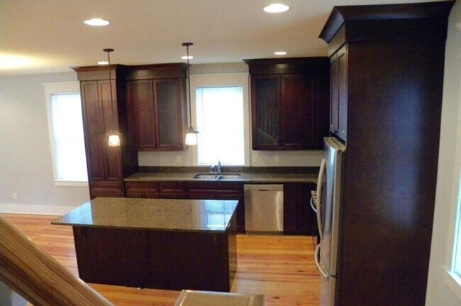 Building Photo - Charming 3-story Home in the Heart of Down...