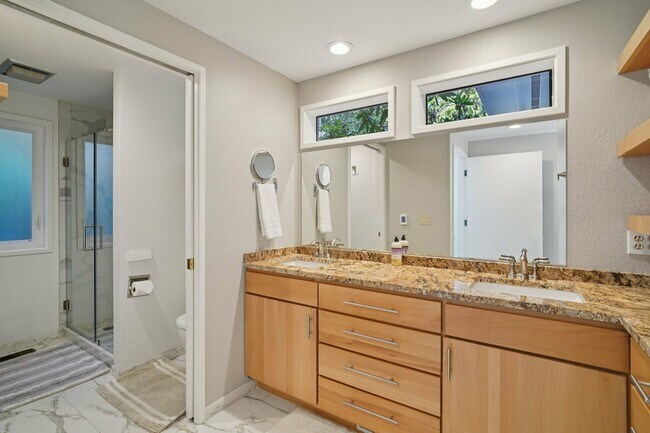 Building Photo - 5408 Sunset Ave