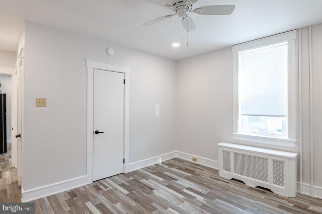 Building Photo - 910 E Bellevue Ave