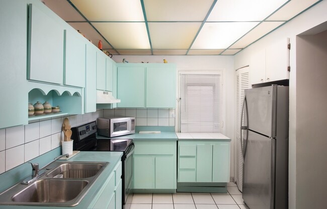 Building Photo - 3 bedroom 2 Bathroom Furnished Condo