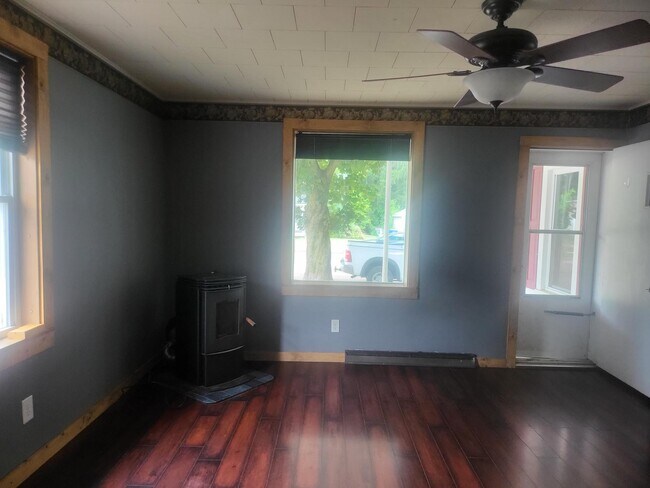 Beautiful Living Room - 93 West St