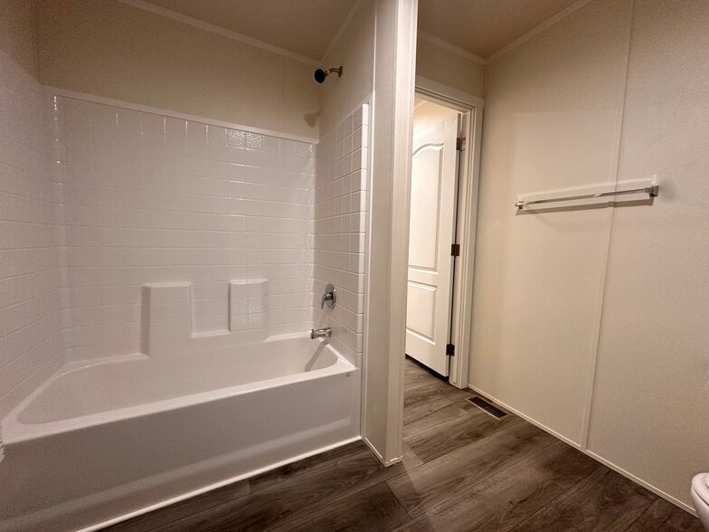 Building Photo - 8 Bing St N