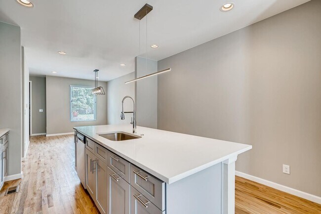 Building Photo - Beautiful + Spacious 2 Bed Townhome