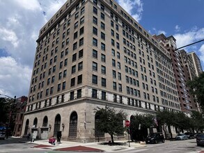 Building Photo - 2100 N Lincoln Park W