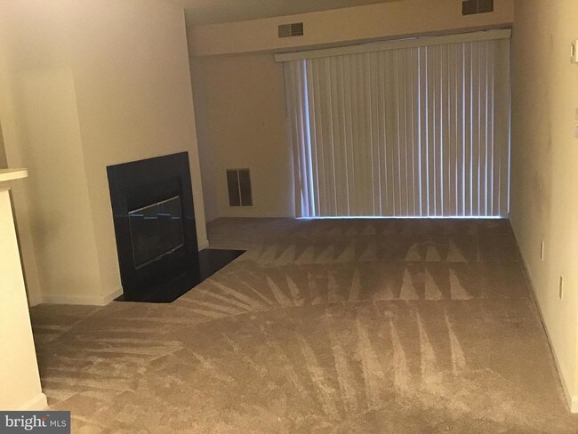 Building Photo - 8961 Town Center Cir