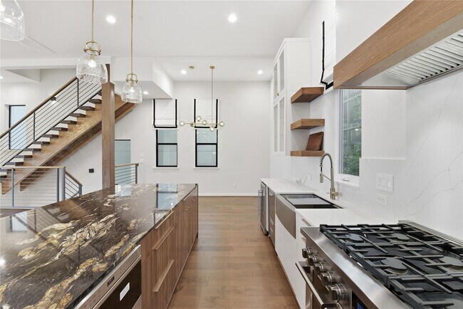 Building Photo - 529 Memorial Heights Dr