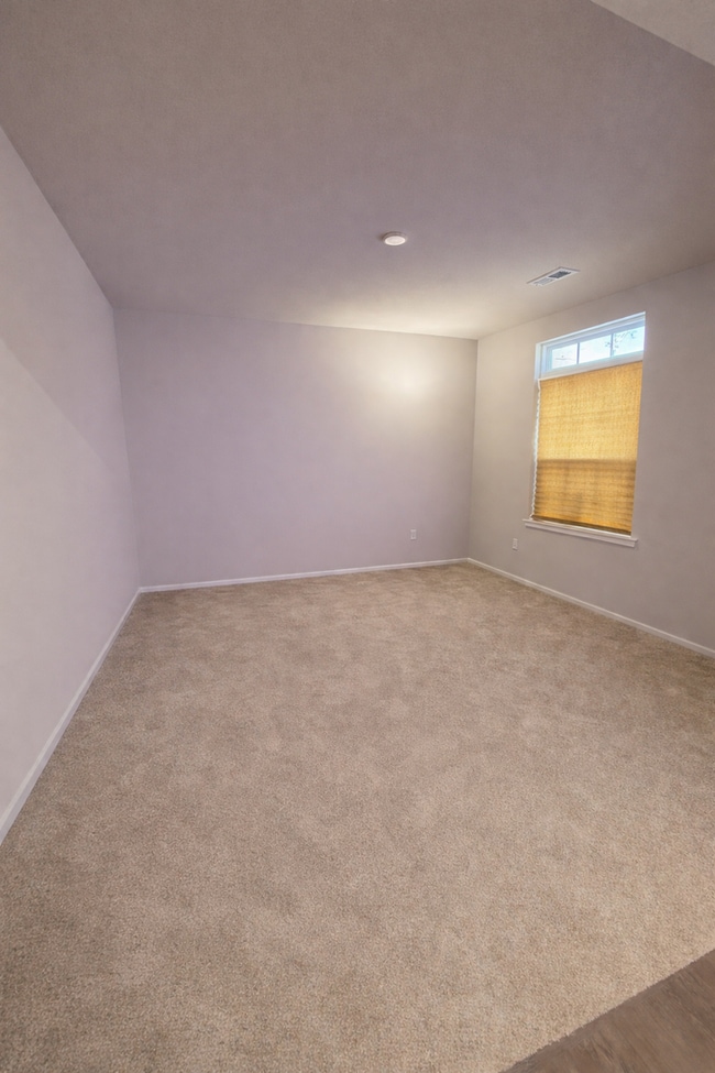 Building Photo - Move-in ready Townhome!