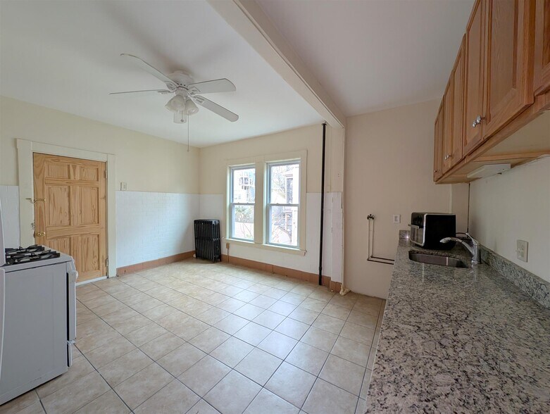 Building Photo - 102 Sycamore St